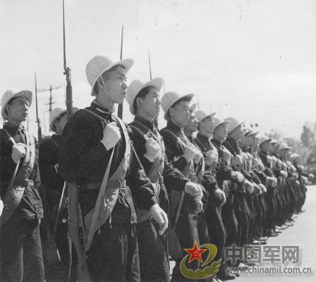 1958年國慶閱兵 民兵方隊規(guī)?？涨?組圖)