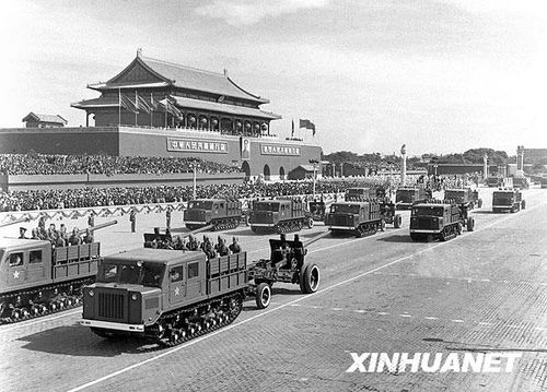 1957年國慶閱兵 國產戰(zhàn)斗機升空為“一五”告捷