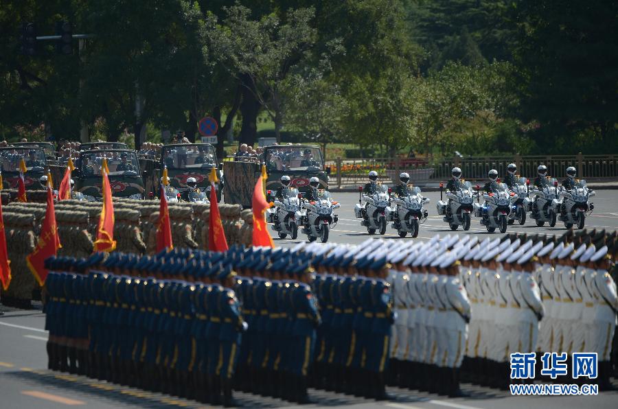 高清：抗戰(zhàn)老兵乘車方隊(duì)通過天安門廣場
