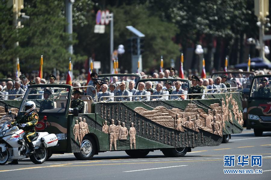 高清：抗戰(zhàn)老兵乘車方隊(duì)通過天安門廣場