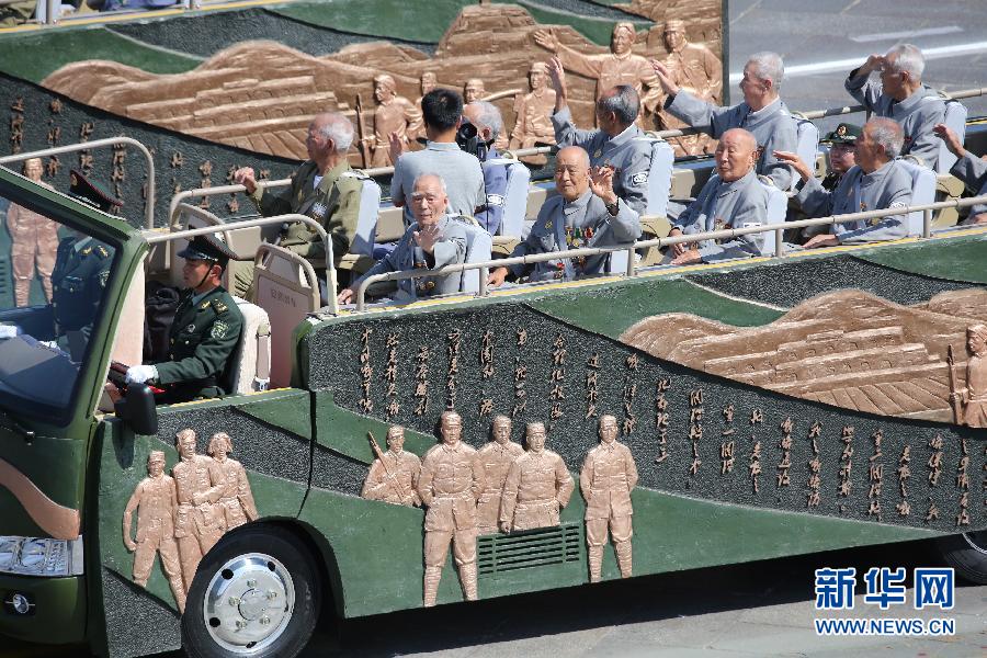 高清：抗戰(zhàn)老兵乘車方隊(duì)通過天安門廣場