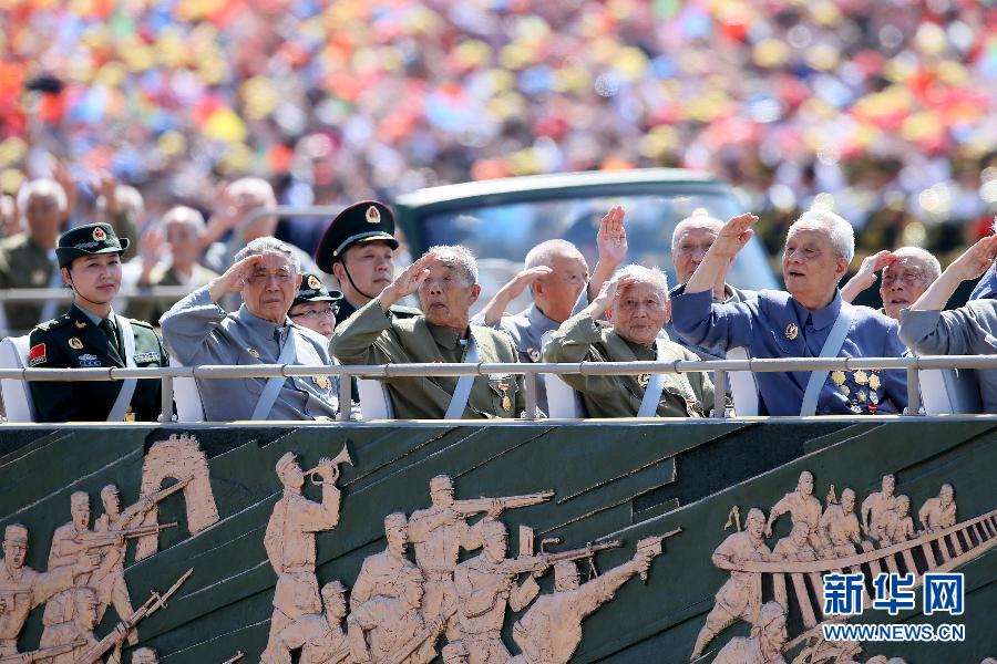 高清：抗戰(zhàn)老兵乘車方隊(duì)通過天安門廣場