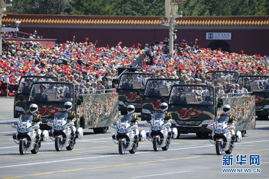高清：抗戰(zhàn)老兵乘車方隊(duì)通過天安門廣場