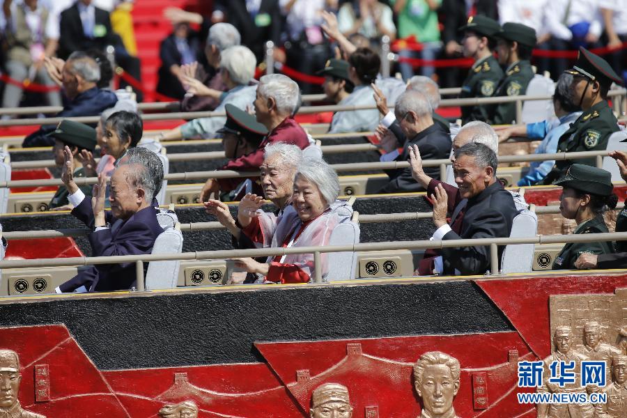 高清：抗戰(zhàn)老兵乘車方隊(duì)通過天安門廣場