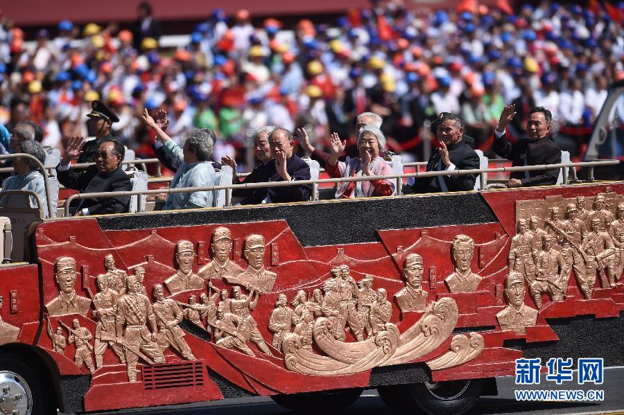 高清：抗戰(zhàn)老兵乘車方隊(duì)通過天安門廣場