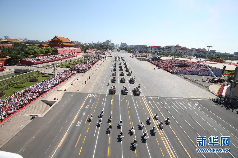 高清：抗戰(zhàn)老兵乘車方隊(duì)通過天安門廣場