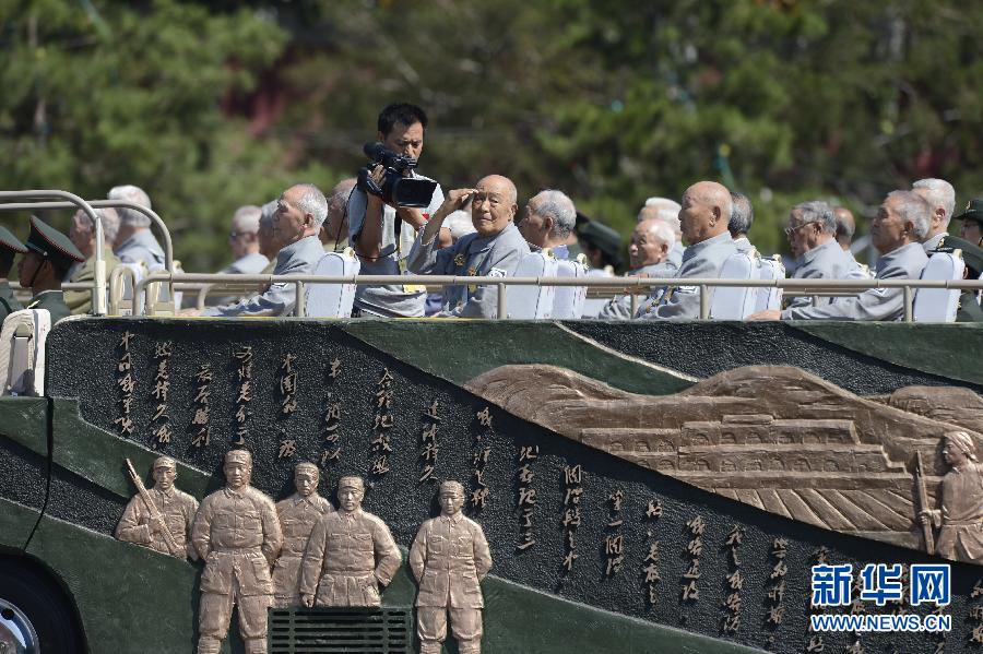 高清：抗戰(zhàn)老兵乘車方隊(duì)通過天安門廣場