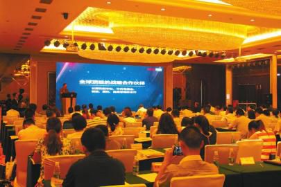 會議現(xiàn)場，200余參會嘉賓細(xì)心聽取華西i戰(zhàn)略介紹。