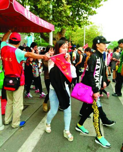 3000志愿者景點義務(wù)值守 勸游客維護(hù)旅游環(huán)境