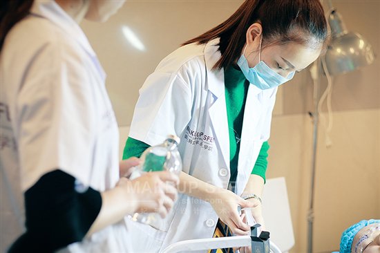 韓式半永久化妝掙錢嗎？成都哪個學(xué)校好？