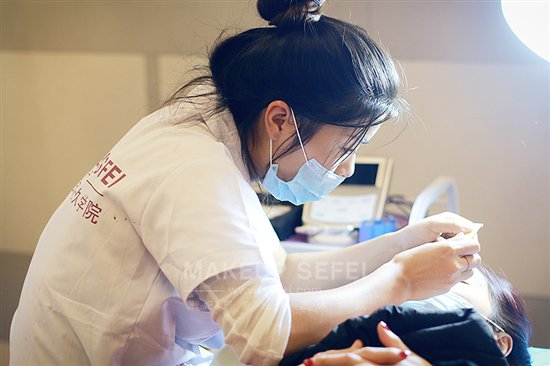 韓式半永久化妝掙錢嗎？成都哪個學(xué)校好？