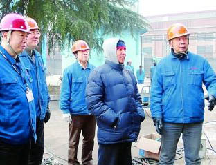 楊奎烈（右二）在除夕仍堅持工作。