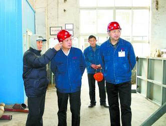 楊奎烈（左一）去世前38天來到制氧機安裝現(xiàn)場。
