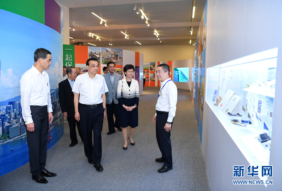 6月25日，中共中央政治局常委、國務(wù)院總理李克強(qiáng)在國家博物館參觀香港回歸祖國20周年成就展。新華社記者 張領(lǐng) 攝