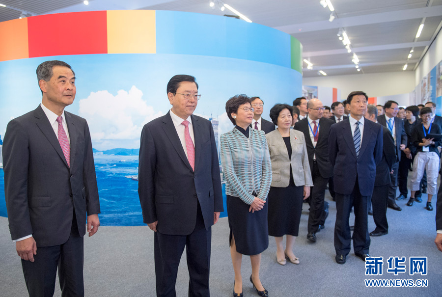 6月26日，中共中央政治局常委、全國人大常委會(huì)委員長張德江在國家博物館參觀香港回歸祖國20周年成就展。新華社記者 李學(xué)仁 攝
