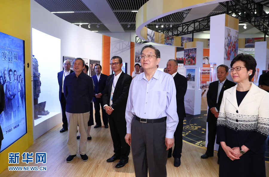 6月26日，中共中央政治局常委、全國政協(xié)主席俞正聲在國家博物館參觀香港回歸祖國20周年成就展。新華社記者 謝環(huán)馳 攝