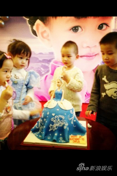 鐘麗緹女兒(左二)過生日，同學慶生