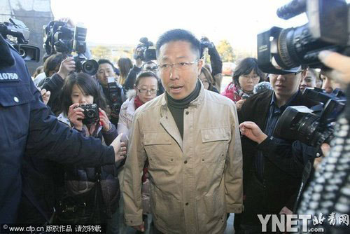 李陽現(xiàn)身離婚案遭記者圍堵