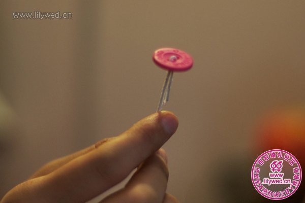 布藝穿好的紐扣細節(jié)圖，所有的紐扣都這樣制作