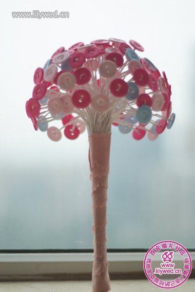 選一款最美花布包裹在手捧花上，手工紐扣手捧花就完成了